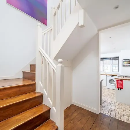 Bright Spacious 2 Bedroom Flat In Zone One