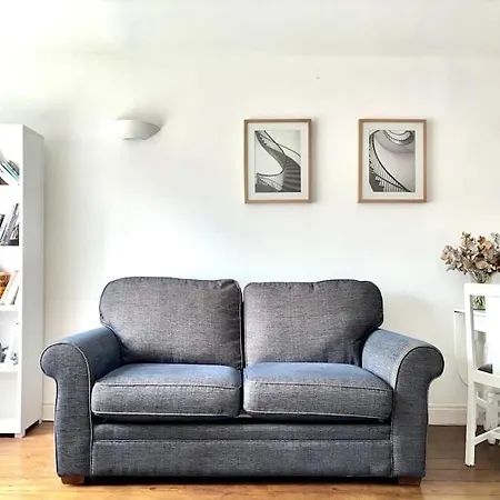 Bright Spacious 2 Bedroom Flat In Zone One London