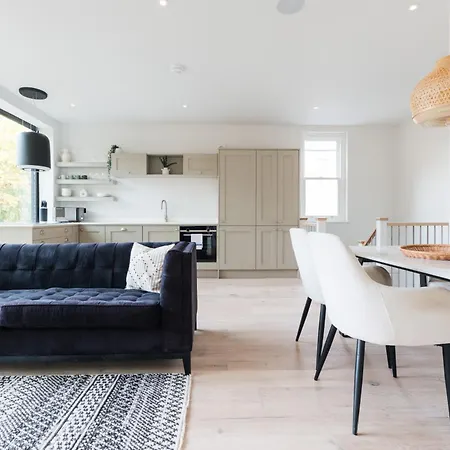 Modern & Bright Luxury In Honor Oak London