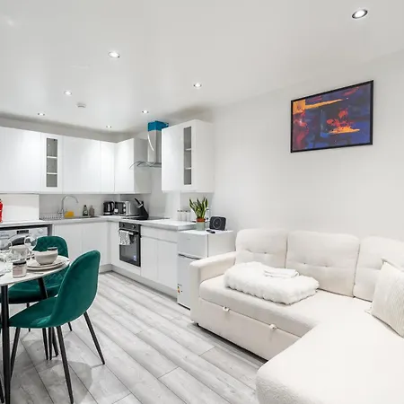 Beautiful Flat Near - Entire Flat - Equipped Kitchen - Private Bathroom