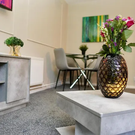 Spacious 1bd Flat Near London, Office, Smart Tv