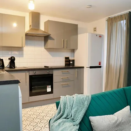 Spacious 1bd Flat Near London, Office, Smart Tv * London