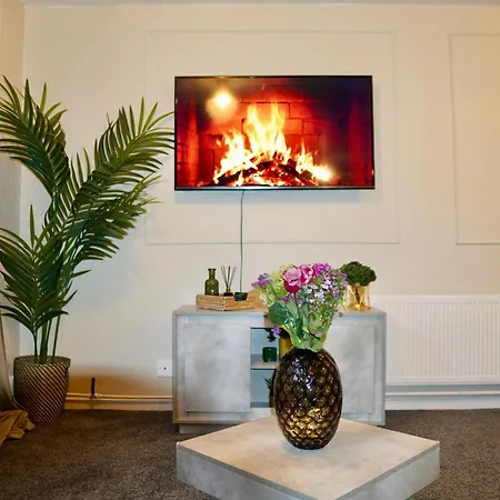 Spacious 1bd Flat Near London, Office, Smart Tv *