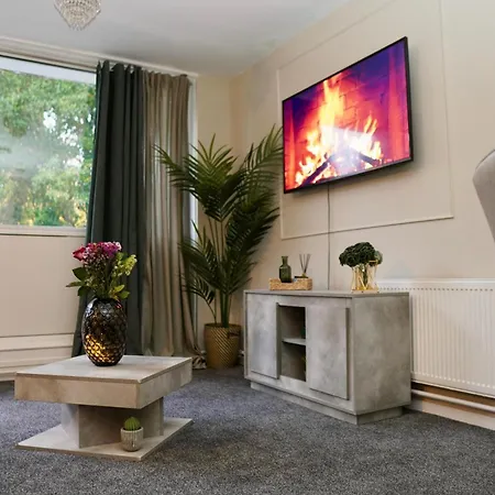 Spacious 1bd Flat Near London, Office, Smart Tv * London