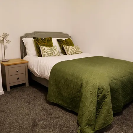 Spacious 1bd Flat Near London, Office, Smart Tv