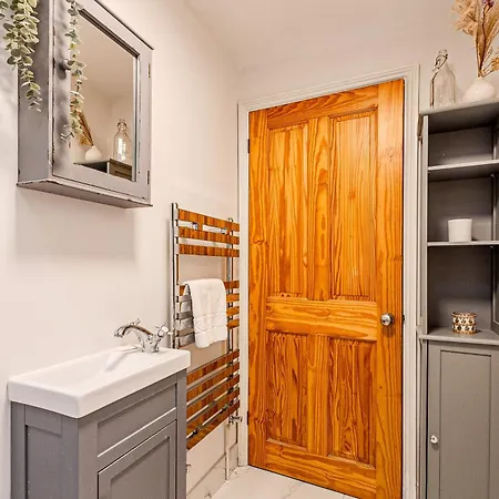 Holiday home 3br Flat W Garden In West Kensington, 4min Tube Station
