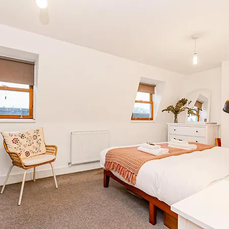 3br Flat W Garden In West Kensington, 4min Tube Station * London
