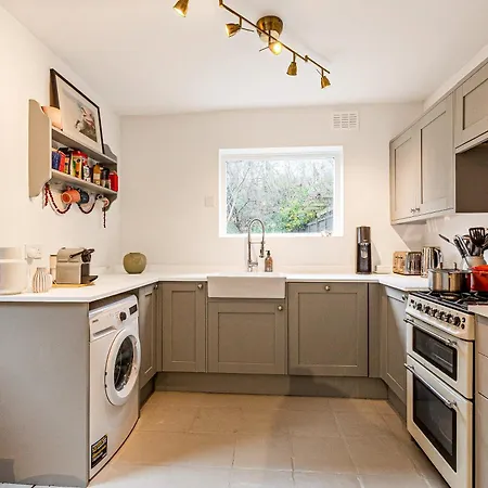 3br Flat W Garden In West Kensington, 4min Tube Station * London
