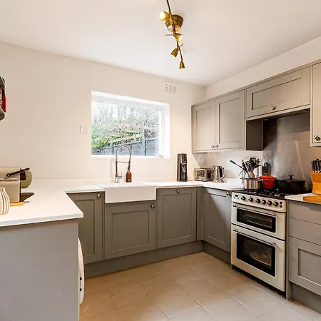 Holiday home 3br Flat W Garden In West Kensington, 4min Tube Station London