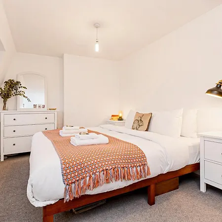 Holiday home 3br Flat W Garden In West Kensington, 4min Tube Station *