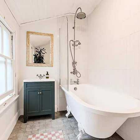 Holiday home 3br Flat W Garden In West Kensington, 4min Tube Station London