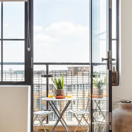 Luxury Penthouse Loft In Art-deco Warehouse Conversion