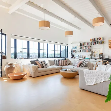 Luxury Penthouse Loft In Art-deco Warehouse Conversion *
