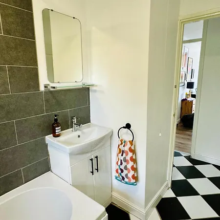 Modern Flat At Selden House * London