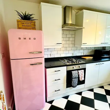 Modern Flat At Selden House * London