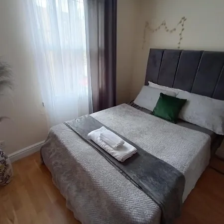 1- Bedroom Flat In London, Sleeps 4, Good Transport Link * London