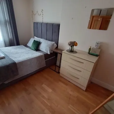 1- Bedroom Flat In London, Sleeps 4, Good Transport Link