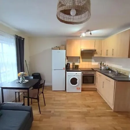 1- Bedroom Flat In London, Sleeps 4, Good Transport Link * London
