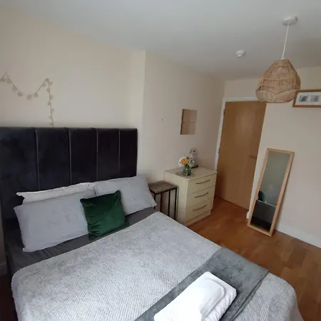 Apartment 1- Bedroom Flat In London, Sleeps 4, Good Transport Link *