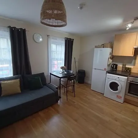 1- Bedroom Flat In London, Sleeps 4, Good Transport Link Apartment London