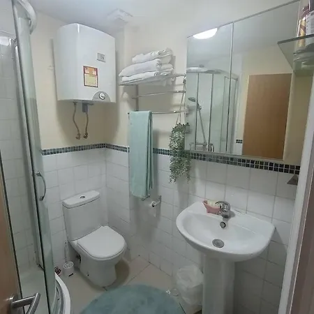 Apartment 1- Bedroom Flat In London, Sleeps 4, Good Transport Link London