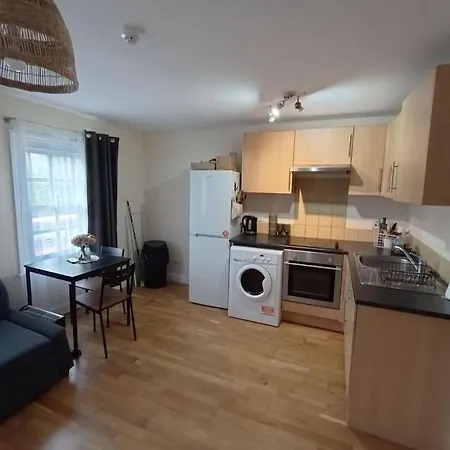 1- Bedroom Flat In London, Sleeps 4, Good Transport Link *