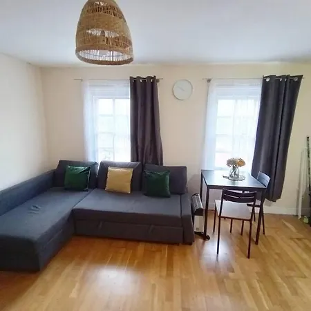 1- Bedroom Flat In London, Sleeps 4, Good Transport Link London
