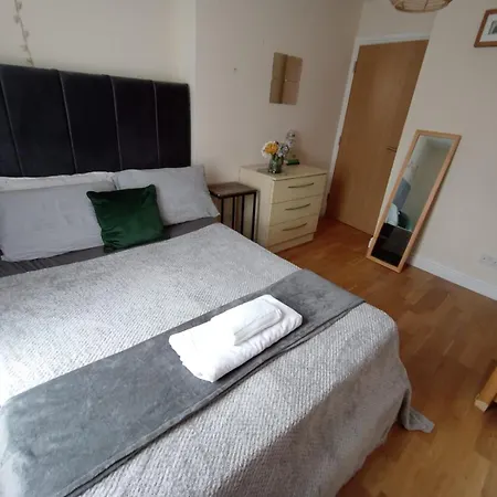 1- Bedroom Flat In London, Sleeps 4, Good Transport Link * London