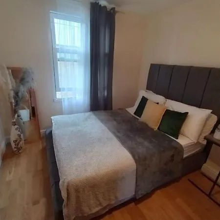1- Bedroom Flat In London, Sleeps 4, Good Transport Link