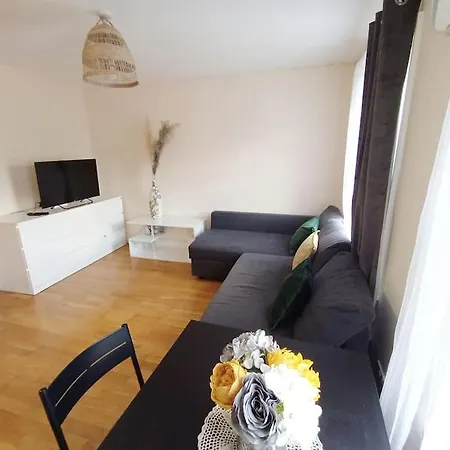 Apartment 1- Bedroom Flat In London, Sleeps 4, Good Transport Link