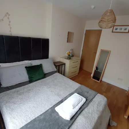 1- Bedroom Flat In London, Sleeps 4, Good Transport Link Apartment London