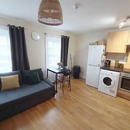 1- Bedroom Flat In London, Sleeps 4, Good Transport Link London