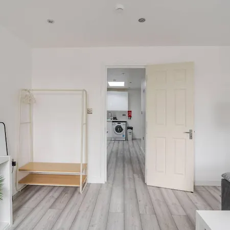 Beautiful Flat Near - Entire Flat - Equipped Kitchen - Private Bathroom Appartamento