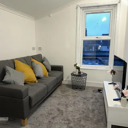 Cozy 2 Bed In Ilford- Contractors & Groups Welcome Holiday home London