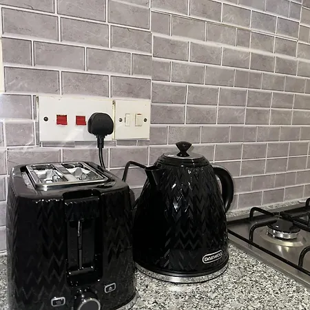 Holiday home Cozy 2 Bed In Ilford- Contractors & Groups Welcome *