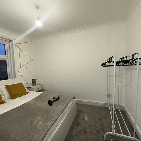 Cozy 2 Bed In Ilford- Contractors & Groups Welcome Holiday home London