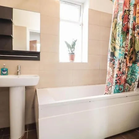 Urban Oasis Bed & Breakfast *