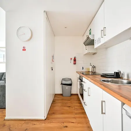 Lovely 2-Bed, Sleeps 6, Near Stratford Station & Abba Voyage, Apartment *