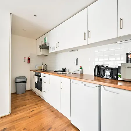 Lovely 2-Bed, Sleeps 6, Near Stratford Station & Abba Voyage, Apartment London