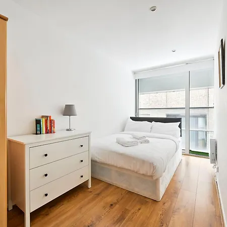 Lovely 2-Bed, Sleeps 6, Near Stratford Station & Abba Voyage, Apartment *