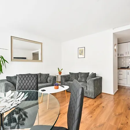 Apartment Lovely 2-Bed, Sleeps 6, Near Stratford Station & Abba Voyage, *