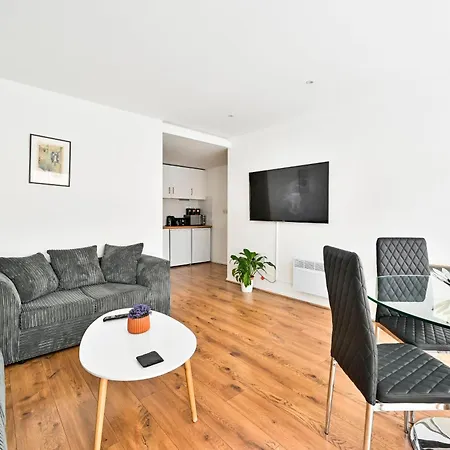 Lovely 2-Bed, Sleeps 6, Near Stratford Station & Abba Voyage, Apartment London