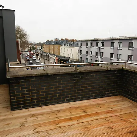 New Luxury In Location Next To Shops, Cafes, Bars & Metro Apartment