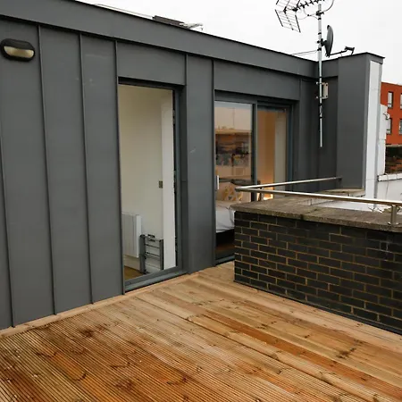 Apartment New Luxury In Location Next To Shops, Cafes, Bars & Metro *