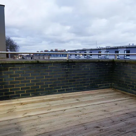 New Luxury In Location Next To Shops, Cafes, Bars & Metro Apartment *
