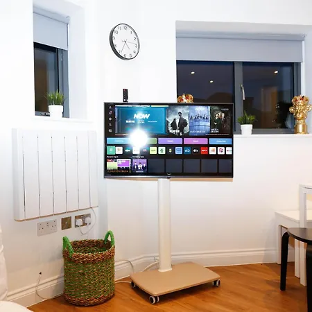 Apartment New Luxury In Location Next To Shops, Cafes, Bars & Metro