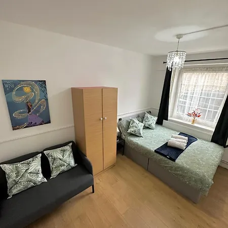 Lovely Spacious 2 Bedroom Flat In Bethnal Green, 3mins Away From Station Apartment *