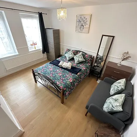 Lovely Spacious 2 Bedroom Flat In Bethnal Green, 3mins Away From Station London