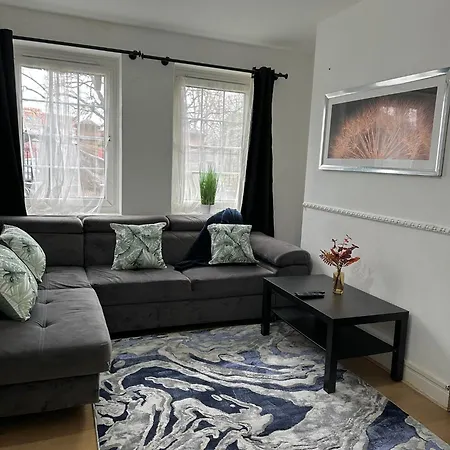 Lovely Spacious 2 Bedroom Flat In Bethnal Green, 3mins Away From Station Apartment *
