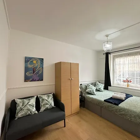 Lovely Spacious 2 Bedroom Flat In Bethnal Green, 3mins Away From Station Apartment London